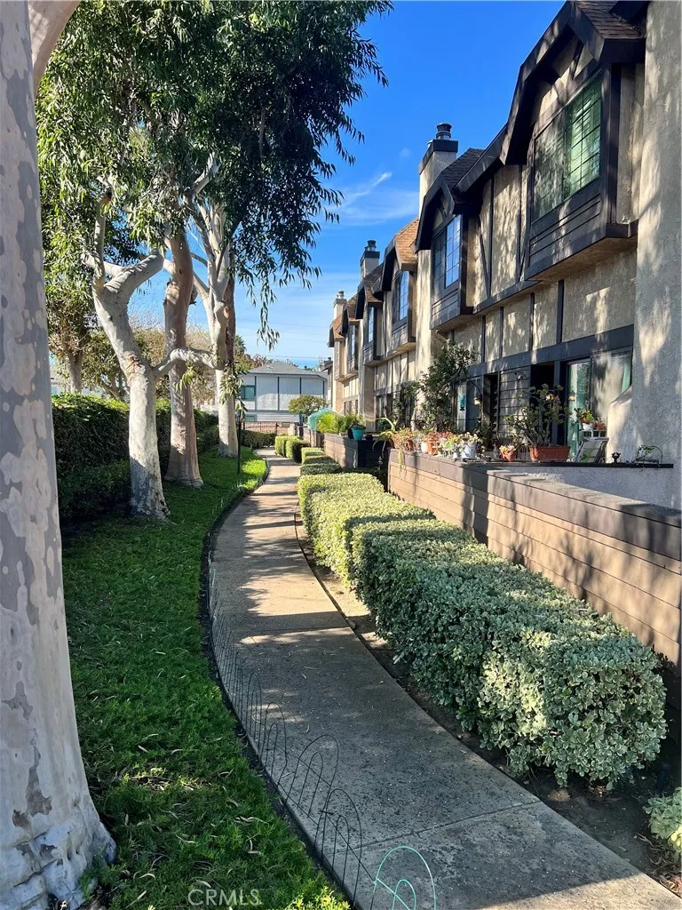 19230 Wyandotte 14, Reseda, California 91335 home-pic-1